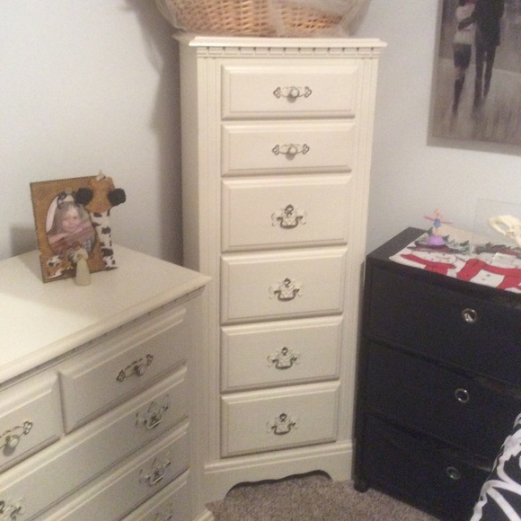 Full size canopy bed room set.brand new mattress. - Picture 4 of 5